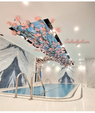 درخت شکوفه روی سقف استخر
